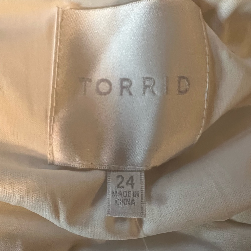 NWT Torrid Special Occasion Ivory Embroidered Hi-Lo
Dress Size 24 Wedding Bridal - Picture 13 of 16